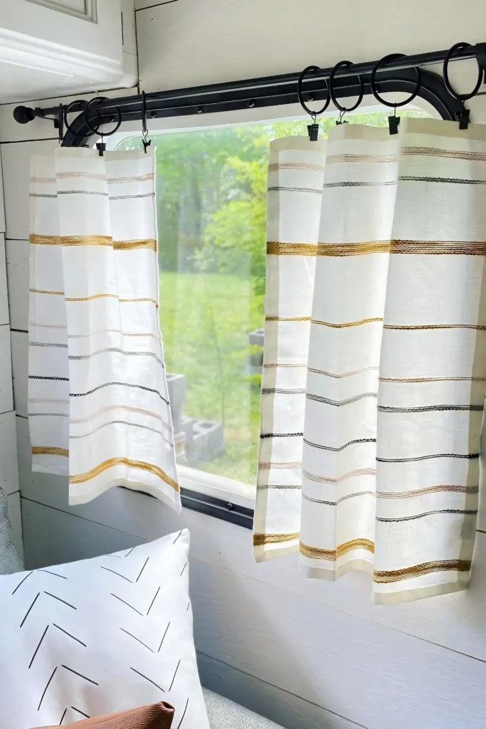Clip-On Café Curtains For Curves